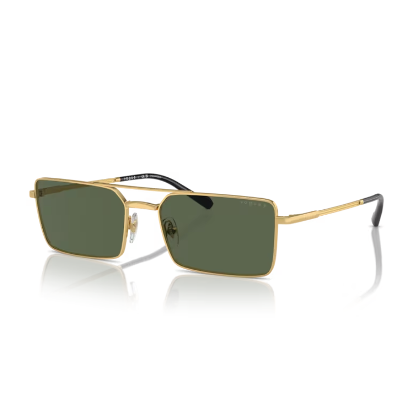 Occhiali da sole Vogue VO4309S 280/9A uomo con montatura rettangolare in metallo oro e lenti verde polarizzate su sfondo bianco