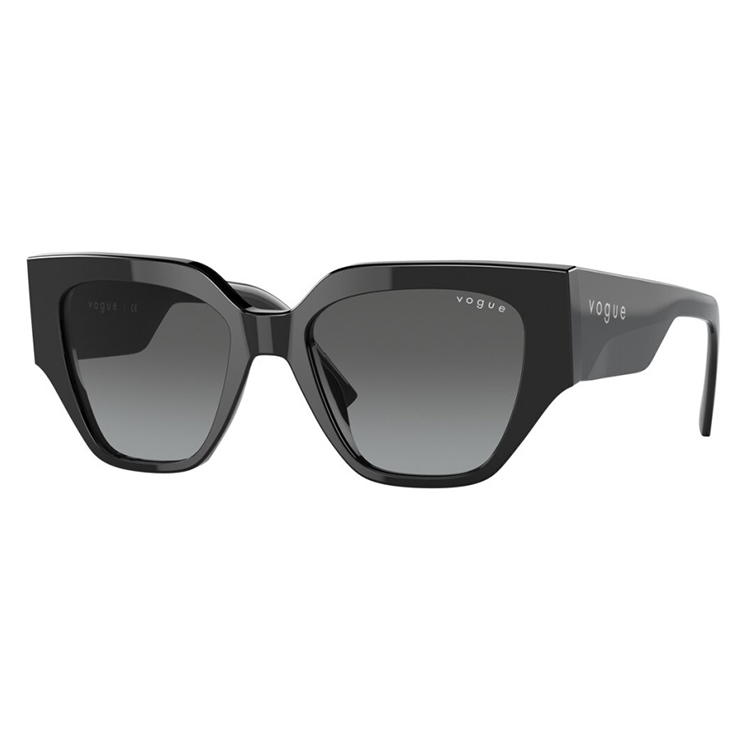 Vogue VO5409S W44/11 è uno squadrato audace in acetato nero dove la geometria irregolare dialoga con il contemporaneo. Le lenti grigio sfumato mantengono chiarezza naturale proteggendo efficacemente dall'abbagliamento. Acetato leggero e resistente. Collezione Forerunner che reinterpreta il retro con stile consapevole. Per chi sceglie l'audacia senza compromessi stilistici
