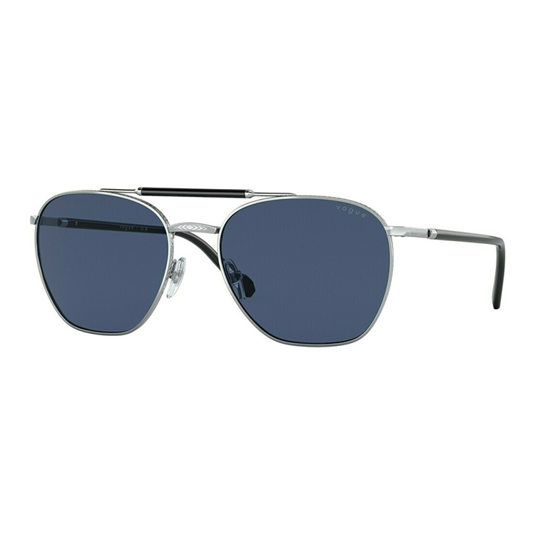 Occhiali da sole Vogue 4256S 323/80 uomo pilot in metallo argento opaco con lenti blu polarizzate su sfondo bianco